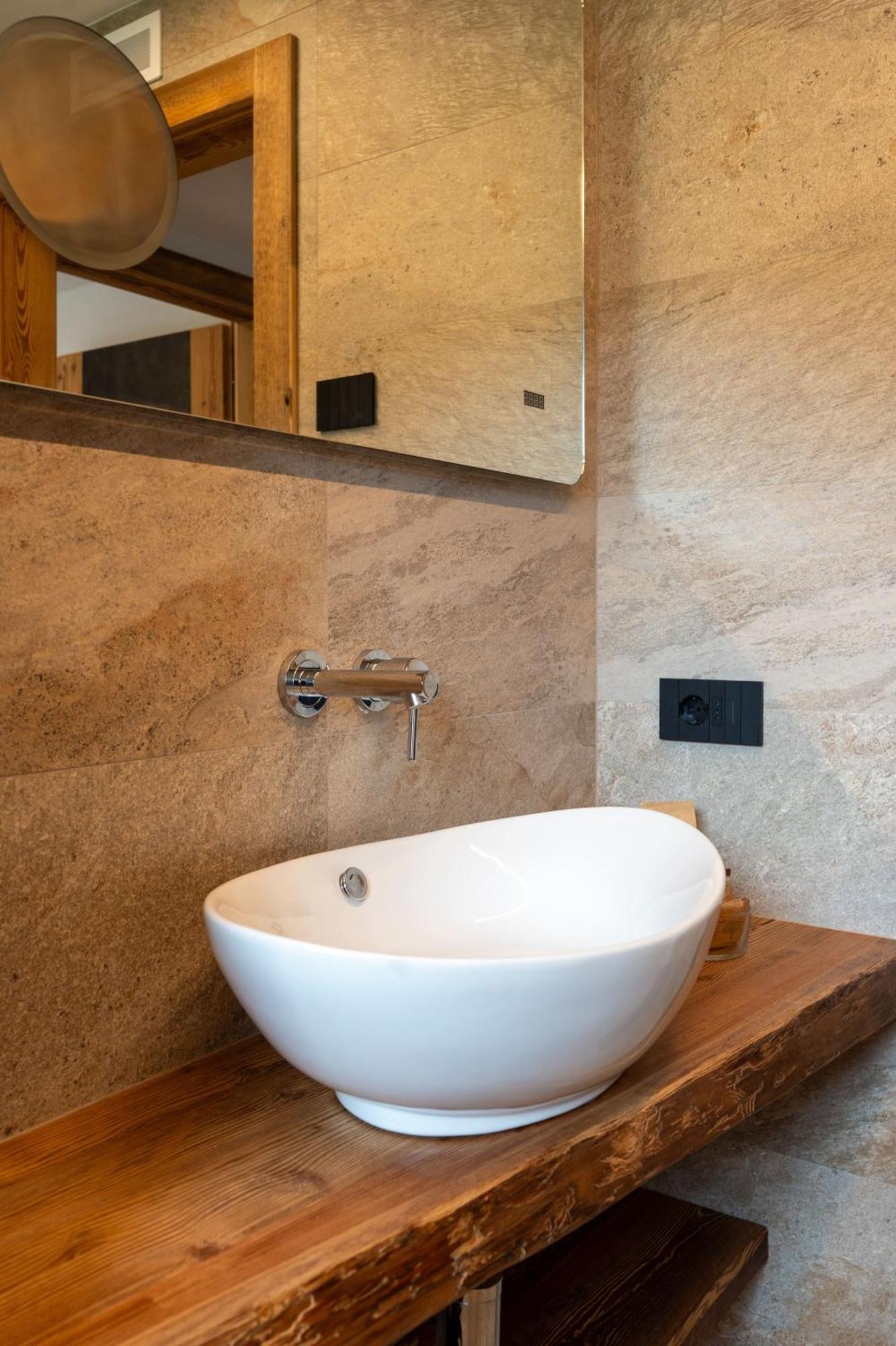 Bagno con doccia in pietra nell’appartamento a Livigno