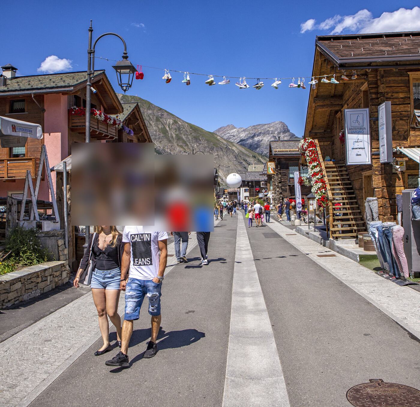 Via centrale di Livigno con negozi duty free tra gli chalet in legno