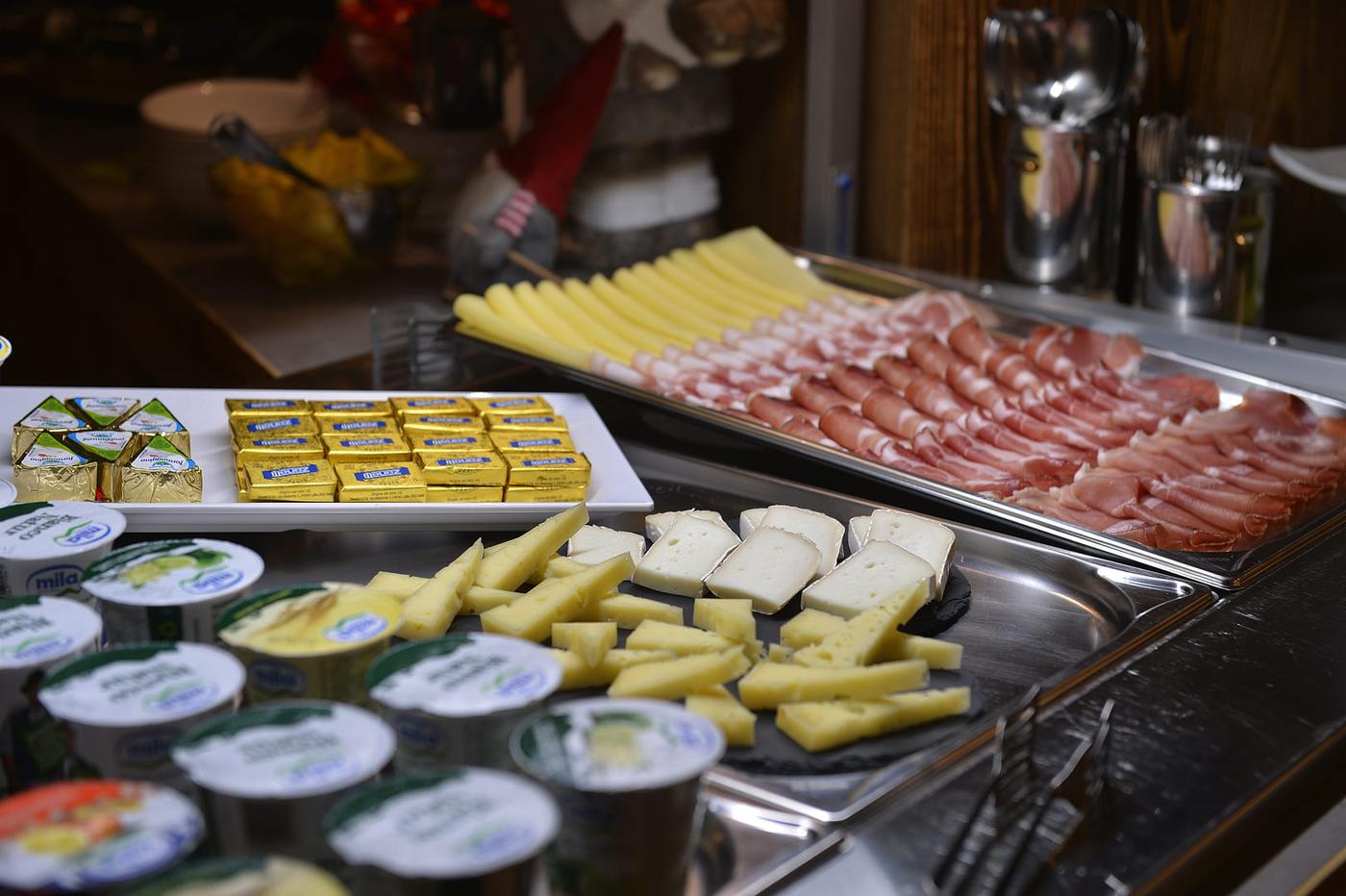 Buffet di colazione con affettati e formaggi tipici