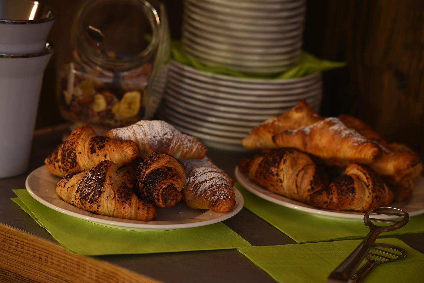 Vassoio di croissant per la colazione a Livigno