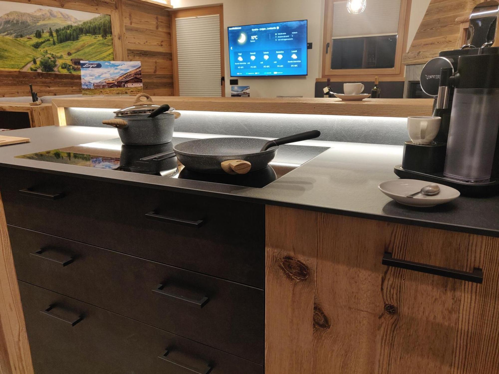Dettaglio del piano cucina nell’appartamento con cucina attrezzata a Livigno