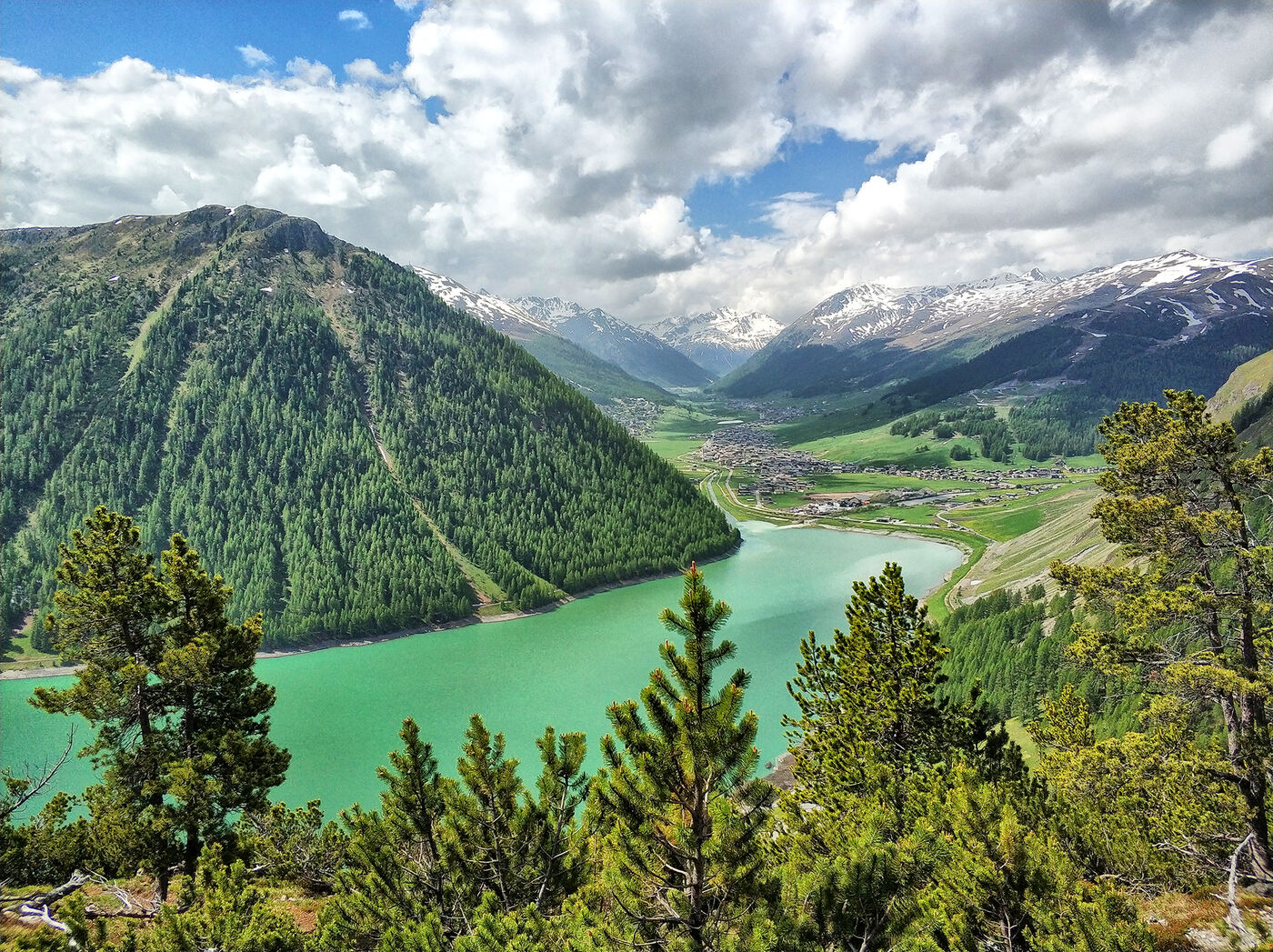 Výhled na jezero a hory Livigna v létě