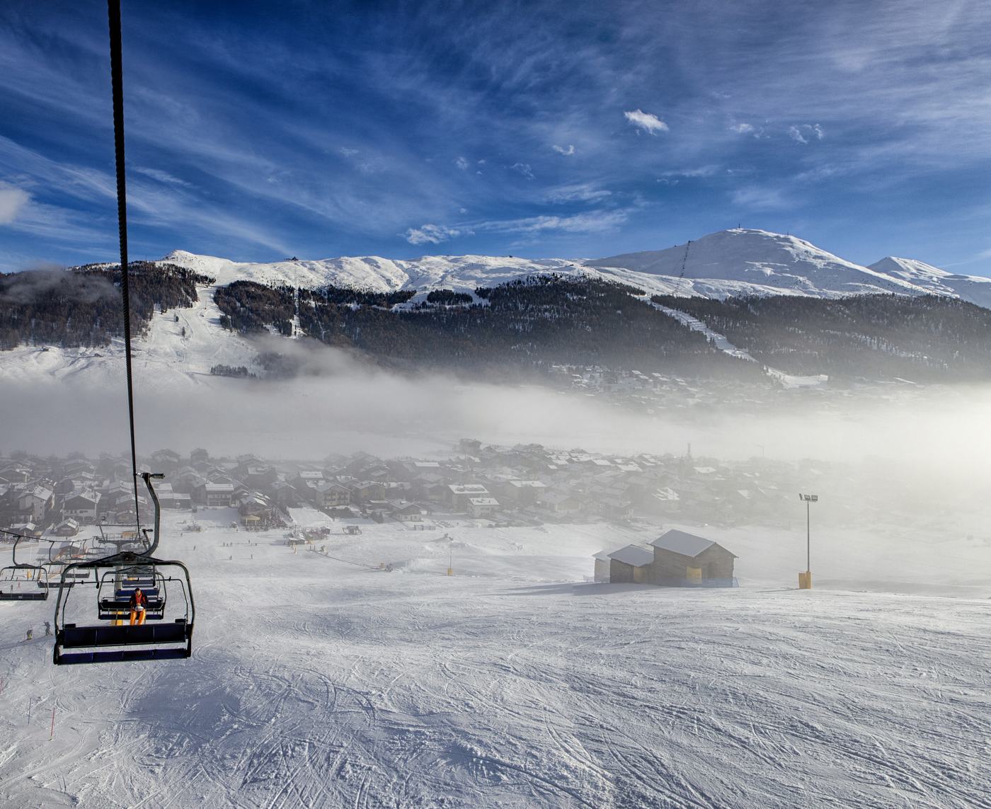 Vista dalla seggiovia sulla vallata di Livigno tra le nuvole